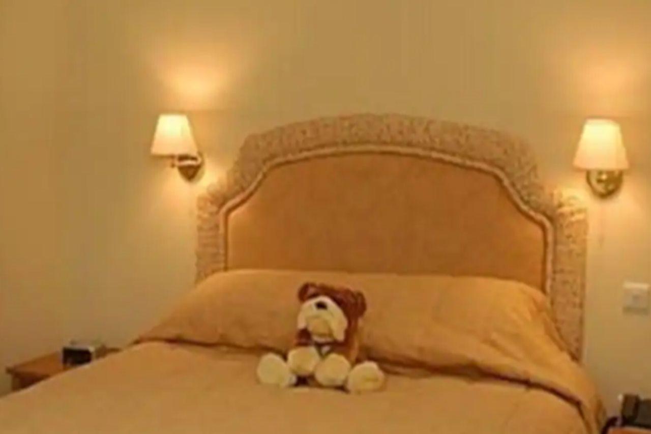 Golden Ball Hotel Elsworth Экстерьер фото