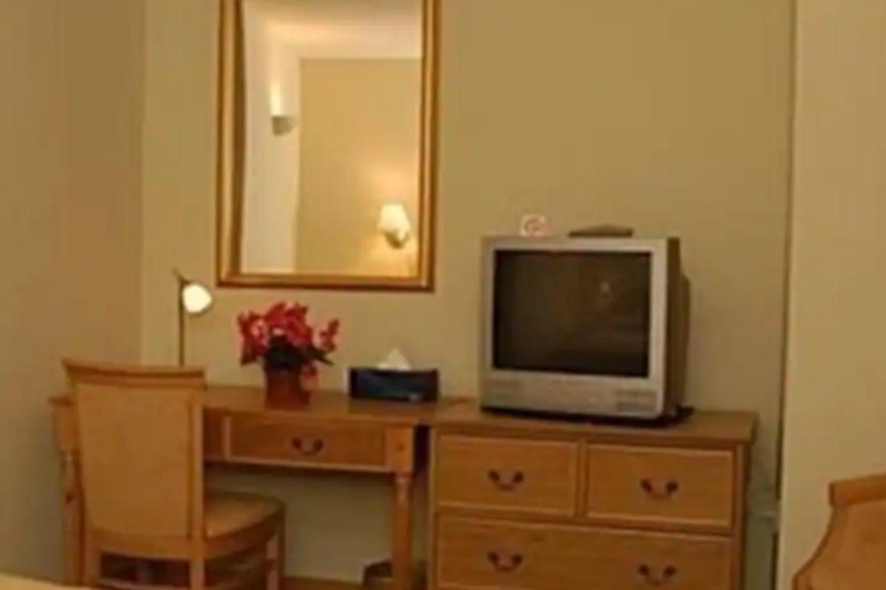 Golden Ball Hotel Elsworth Экстерьер фото