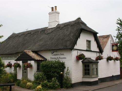 Golden Ball Hotel Elsworth Экстерьер фото