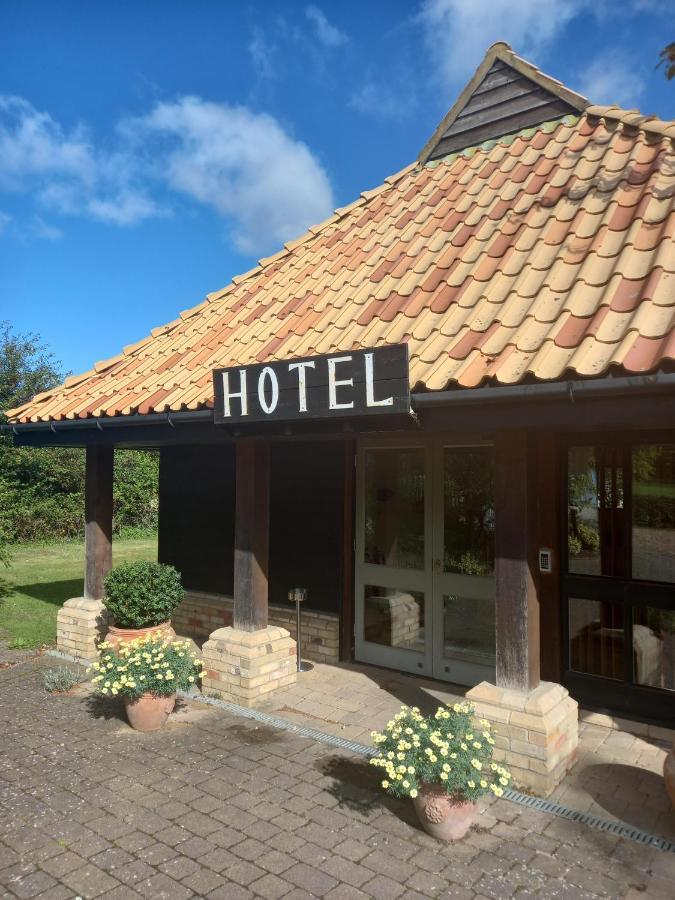 Golden Ball Hotel Elsworth Экстерьер фото