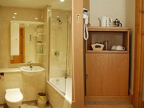 Golden Ball Hotel Elsworth Экстерьер фото