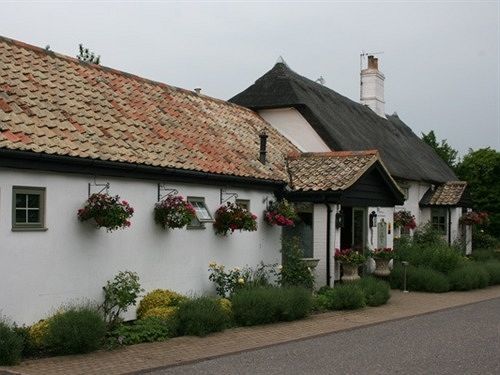 Golden Ball Hotel Elsworth Экстерьер фото