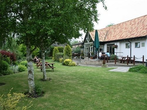 Golden Ball Hotel Elsworth Экстерьер фото